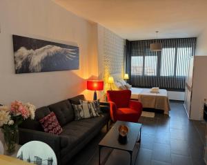salon z kanapą i stołem w obiekcie Estudio junto La Nogalera 1 w mieście Torremolinos
