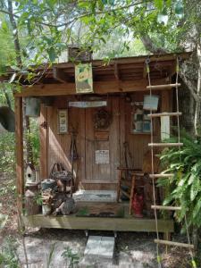 Bygningen som campingpladsen ligger i