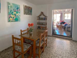 a dining room with a table and chairs at Centrico Atico Apt Sleeps 4 with Patio in Almuñécar