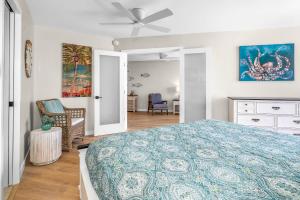 a bedroom with a bed and a ceiling fan at Deluxe Oceanside Resort Vistas in Kihei +36 photos