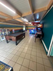 Habitación con mesa de billar y juegos de arcade. en camping 4 Etoiles A ST JEANS-DE-MONTS Mobil home 4à6 pers, en Saint-Jean-de-Monts