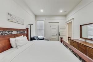 a bedroom with a large bed and a mirror at In The Heart Of Haight Ashbury 5 Bedroom House in San Francisco