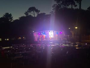 un semi-camión con luces en la parte trasera por la noche en camping 4 Etoiles A ST JEANS-DE-MONTS Mobil home 4à6 pers, en Saint-Jean-de-Monts 44 fotos más