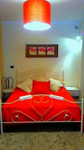 マルティナ・フランカにあるCiao Bello B&Bの赤いベッド