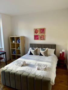 ein Schlafzimmer mit einem großen Bett mit zwei Handtüchern darauf in der Unterkunft Urban Studio Finchley in Finchley