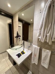 a bathroom with a sink and a mirror at Hotel Viña de Italia in Cordoba