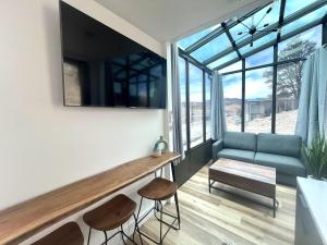 ein Wohnzimmer mit Sofa, Tisch und Hockern in der Unterkunft Red Hollow in Orderville