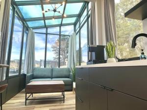 eine Küche mit einer Couch vor einem Fenster in der Unterkunft Red Hollow in Orderville