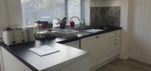 Η κουζίνα ή μικρή κουζίνα στο 3 bedroom guest House in Brierley hill Contractors & Families Welcome DY5 +10 φωτογραφίες