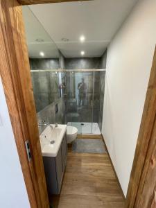 a bathroom with a sink and a toilet and a shower at Apartamenty MOGADOR in Szczytna