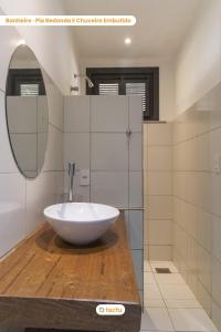 a bathroom with a bowl sink and a mirror at Casa Gracinda: piscina ampla e jardim em Fortim in Maceio