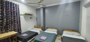 Un pat sau paturi într-o cameră la david hostel