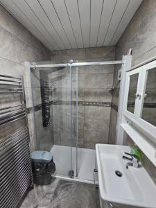 a bathroom with a shower and a sink at Monyhull Homestay - near City centre Kingsheath NIA NEC BHX in Birmingham +20 photos