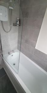 Ένα μπάνιο στο 3 bedroom guest House in Brierley hill Contractors & Families Welcome DY5