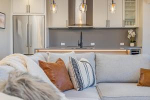 阿斯潘New Listing Renovated 3BR with AC & Pool的客厅配有带枕头的沙发
