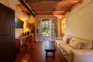 a living room with a couch and a table at Borgo San Luigi in Monteriggioni