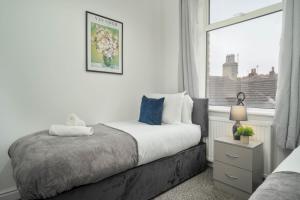 Ένα ή περισσότερα κρεβάτια σε δωμάτιο στο Ruby House - 2 Bed in Huddersfield Yorkshire