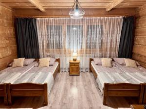 Posteľ alebo postele v izbe v ubytovaní Jaworowe Izby Apartamenty z balią z hydromasażem