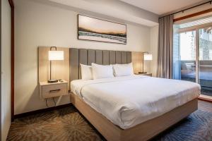 Rúm í herbergi á Premium King suite with views and pool