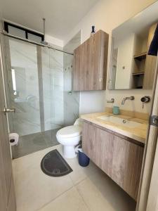 a bathroom with a toilet and a sink and a shower at Cali Piso 4-04 Pance Luxury Apartamento Exclusivo Sector in Cali
