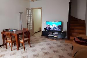 TV a/nebo společenská místnost v ubytování Casa Vergueiro