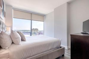 斯坦福德Private Luxury Apt with Gym的一间带大床和大窗户的卧室