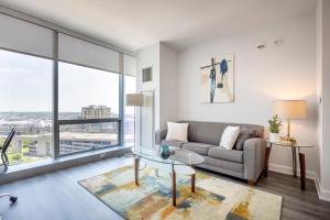 Private Luxury Apt with Gym的休息区