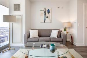 Private Luxury Apt with Gym的休息区