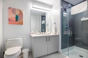 斯坦福德Private Luxury Apt with Gym的带马桶和玻璃淋浴间的浴室