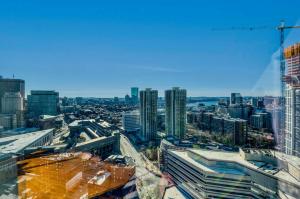 una vista aérea de una ciudad con edificios altos en Stunning Apt with City Views, en Boston