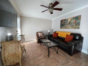 Χώρος καθιστικού στο Cute 2 bedroom near LSU
