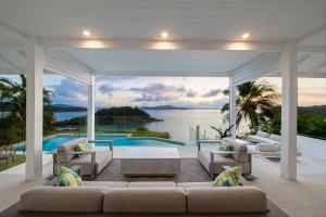 Shute HarbourにあるVue de Bleu' Luxury Whitsunday Ocean View Retreatの水辺の景色を望むオープンリビングルーム
