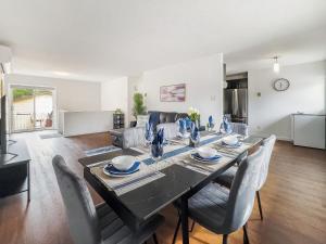 a dining table and chairs in a living room at Pet-Friendly Large 3-Bedroom - Bobcaygeon in Bobcaygeon +13 photos