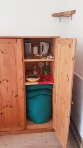 un armario de madera con un estante y una mesa en Studio lumineux au charme parisien, en Vincennes 8 fotos más