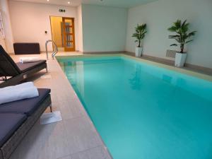 Bazén v ubytování Saracens · Luxurious retreat - pool sauna bar 7 ensuites Pass the Keys nebo v jeho okolí
