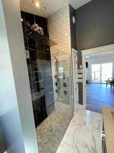 Ένα μπάνιο στο Sinclair Island House on Cliff