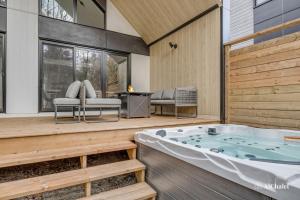 ein Whirlpool auf der Terrasse eines Hauses in der Unterkunft Artémis - Paisible et Familial - Spa privé in Sainte-Catherine