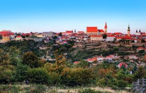 Nespecifikovaný výhled na destinaci Znojmo nebo výhled na město při pohledu z penzionu