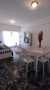a living room with a white table and chairs at EMBE DEPARTAMENTO Necochea in Necochea