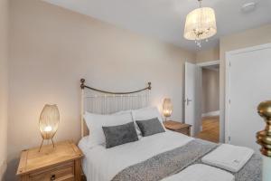 Ένα ή περισσότερα κρεβάτια σε δωμάτιο στο 2-Bed on Dereham Road with Balcony Flat B