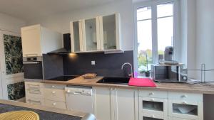 Η κουζίνα ή μικρή κουζίνα στο Maison Les Glycines Rouen +29 φωτογραφίες