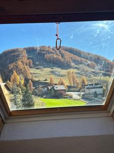 ヴァールにあるchez Julianの山の景色を望む窓