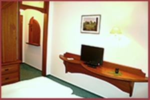 a room with a desk with a computer on it at Hotel Rodewisch in Rodewisch