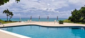 フリーポートにあるNewly Remodeled Luxury Beachfront 2-Bedroom Condoの海を背景にしたプール