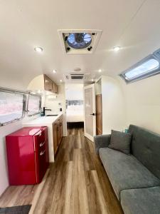 オーダービルにあるAirstream Dreamのリビングルーム(ソファ付)、キッチン