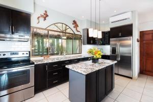 Una cocina o cocineta en Luxury Flamingo villa with outdoor bar - pool and magnificent views