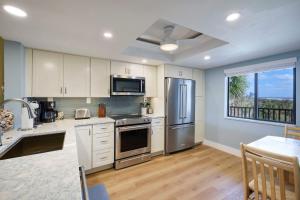 Η κουζίνα ή μικρή κουζίνα στο Loggerhead 523 - Beachfront Residence at Loggerhead Cay with Vaulted Ceilings
