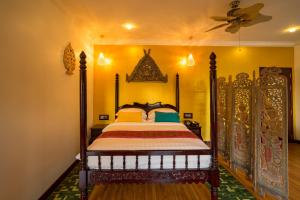 Postel nebo postele na pokoji v ubytování Beyond Yangon Inn