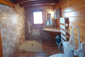 Koupelna v ubytování Chalet Ecrin équipé pour Personne à Mobilité Réduite, Belle vue lac, Sauna et Wifi