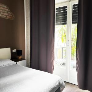 Ένα ή περισσότερα κρεβάτια σε δωμάτιο στο ForumGuestHouse Center Parking
